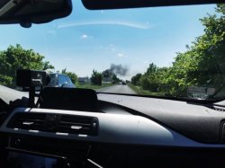 kłęby dymu widoczne z pojazdu